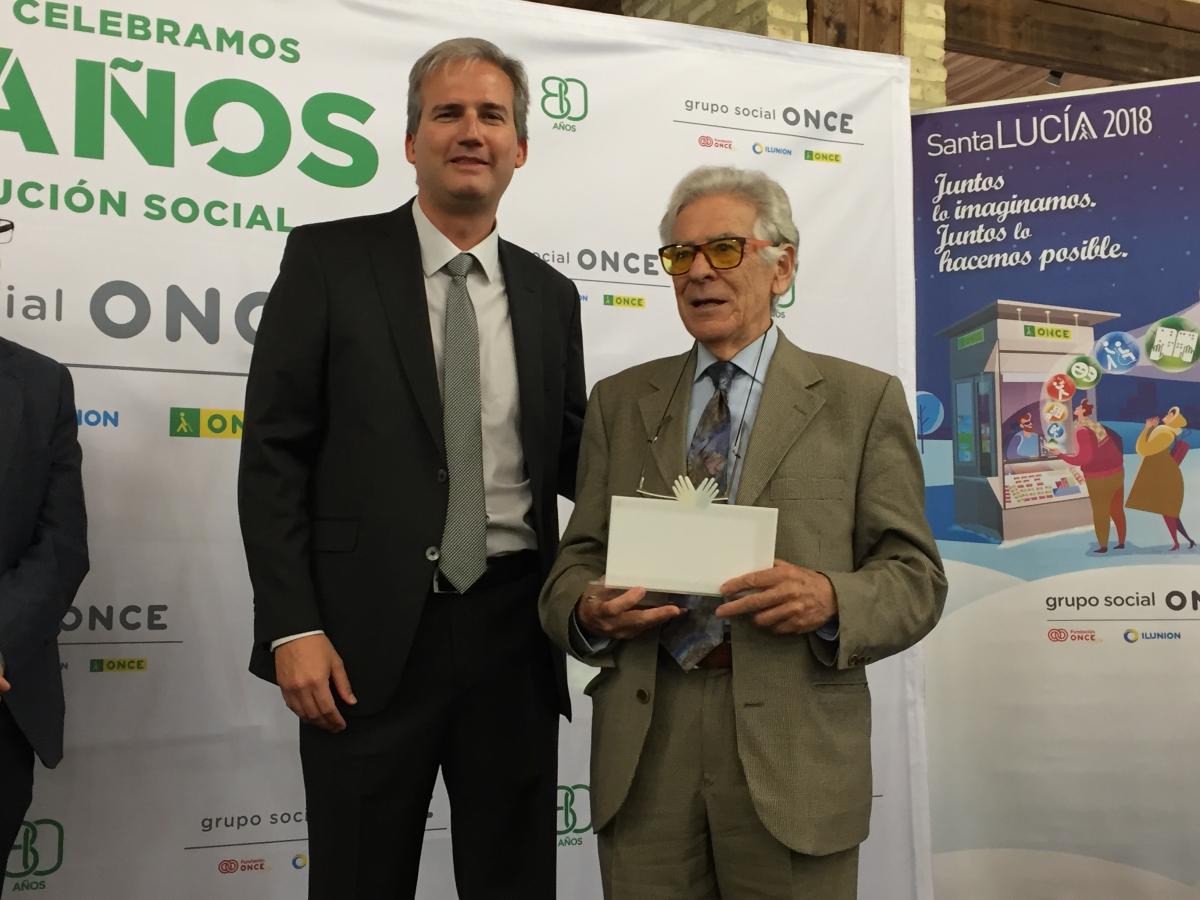 Alfonso Galiano entregó el premio al voluntario del año, Antonio Gallego