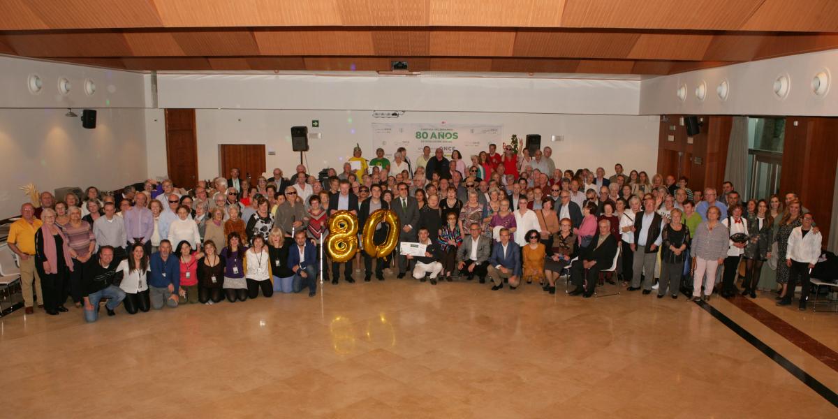 Foto de familia de todos los participantes de las vacaciones sociales en Málaga | Foto: Javier Regueros