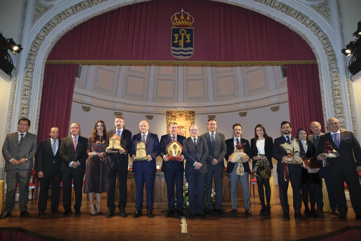 Foto de familia de los integrantes del Cortejo Real de Sevilla de 2019