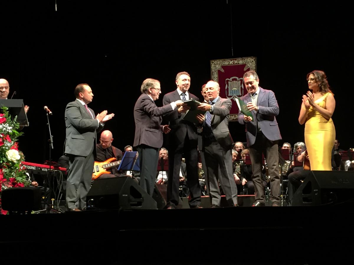 El alcalde de Sevilla y el presidente del Ateneo reciben de manos del Rey Baltasar la edición den braille del pregón de José Manuel Soto