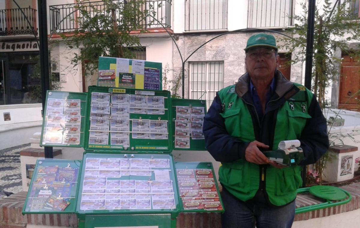 Aurelio Sánchez en su punto de venta en Coín (Málaga)