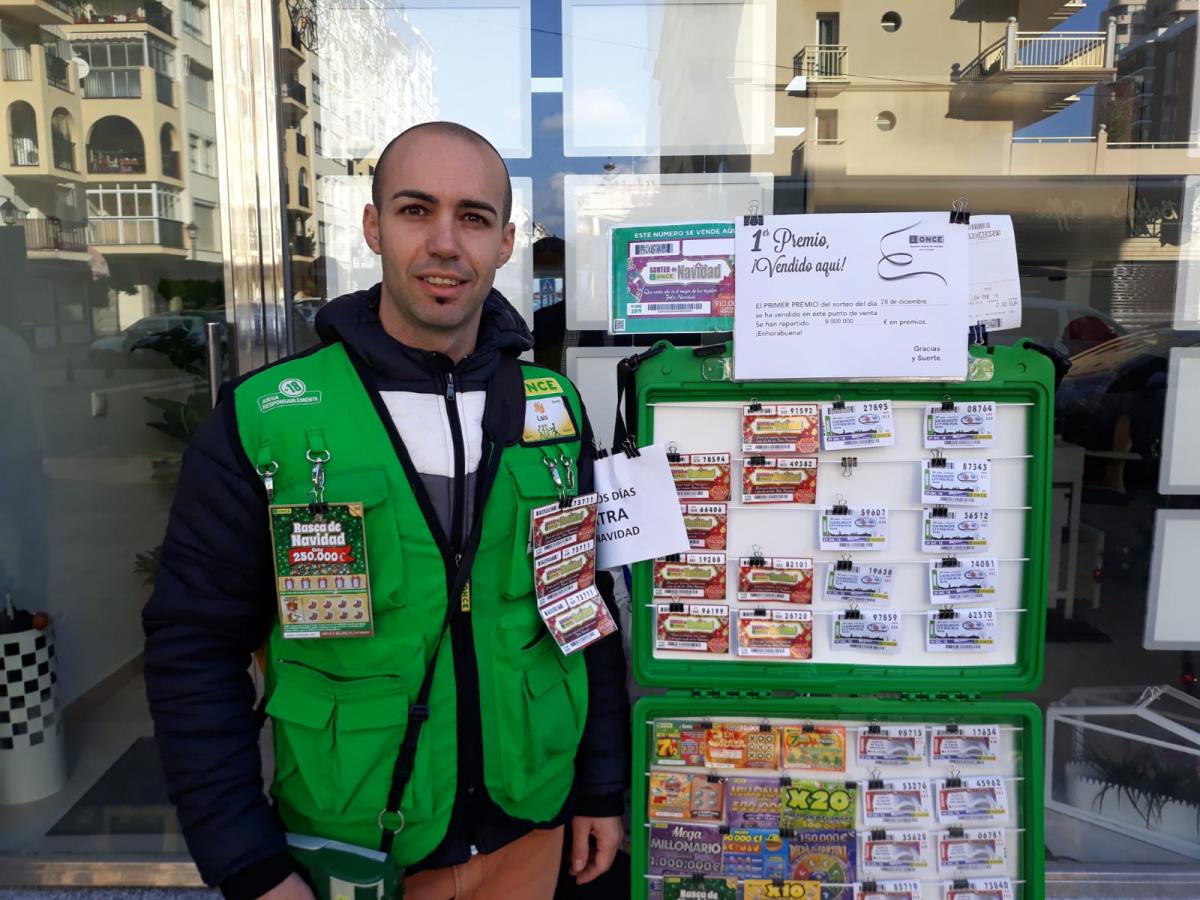 José Luis Pino, feliz en su punto de venta en Fuengirola