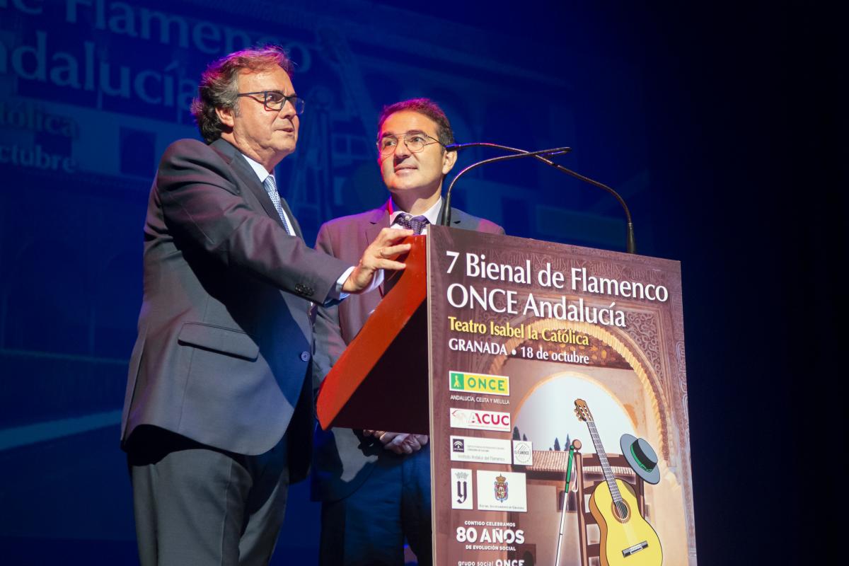 El director general adjunto de Servicios Sociales para Afiliados, Andrés Ramos, junto al presentador de la gala, Manuel Curao