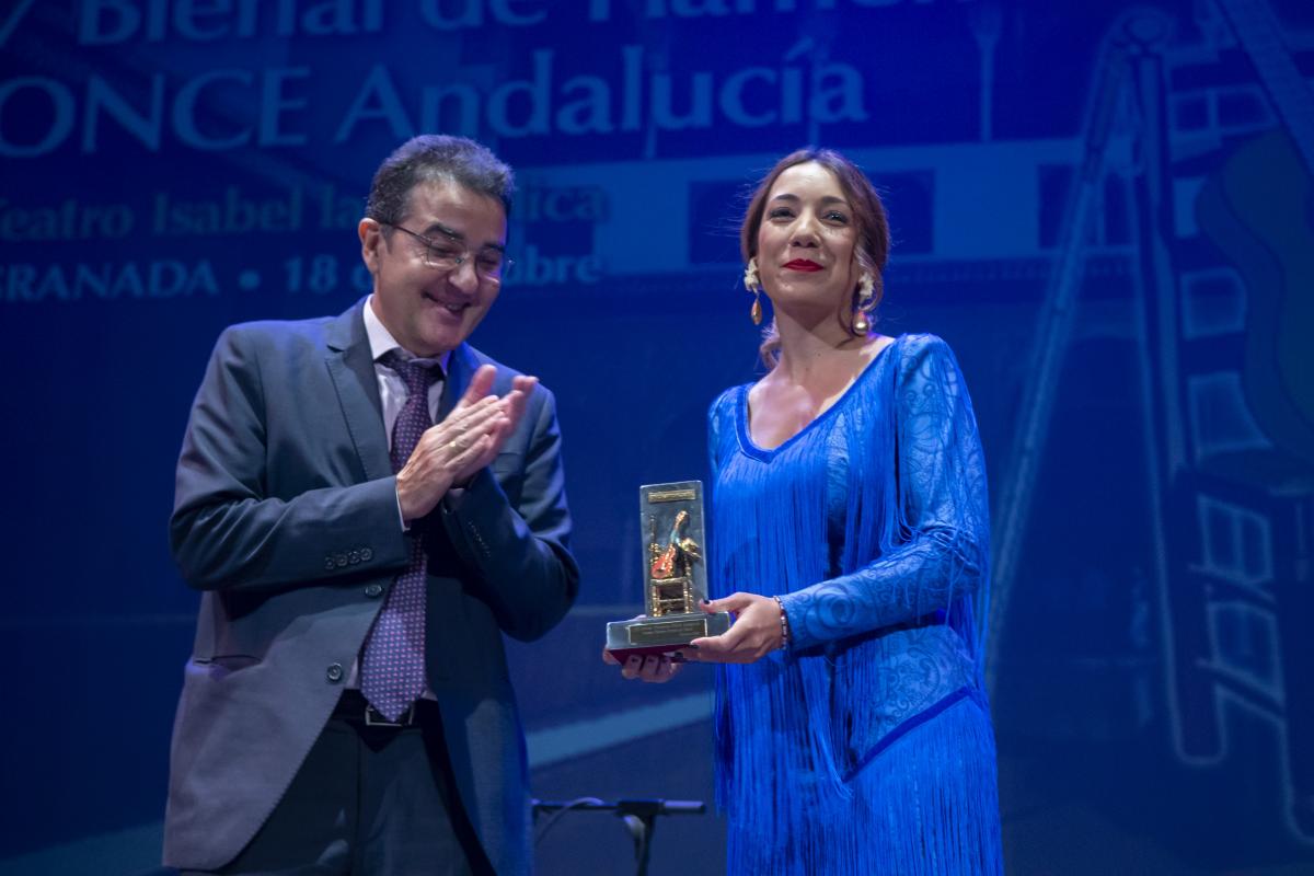 Vanessa González recibió el premio de manos del director general adjunto de Servicios Sociales de la ONCE, Andrés Ramos