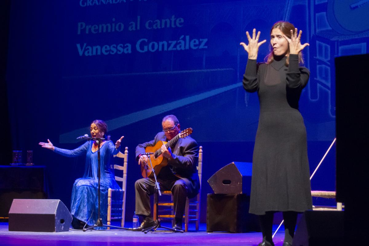 Actuación de Vanessa González acompañada a la guitarra por Fernando Rodríguez