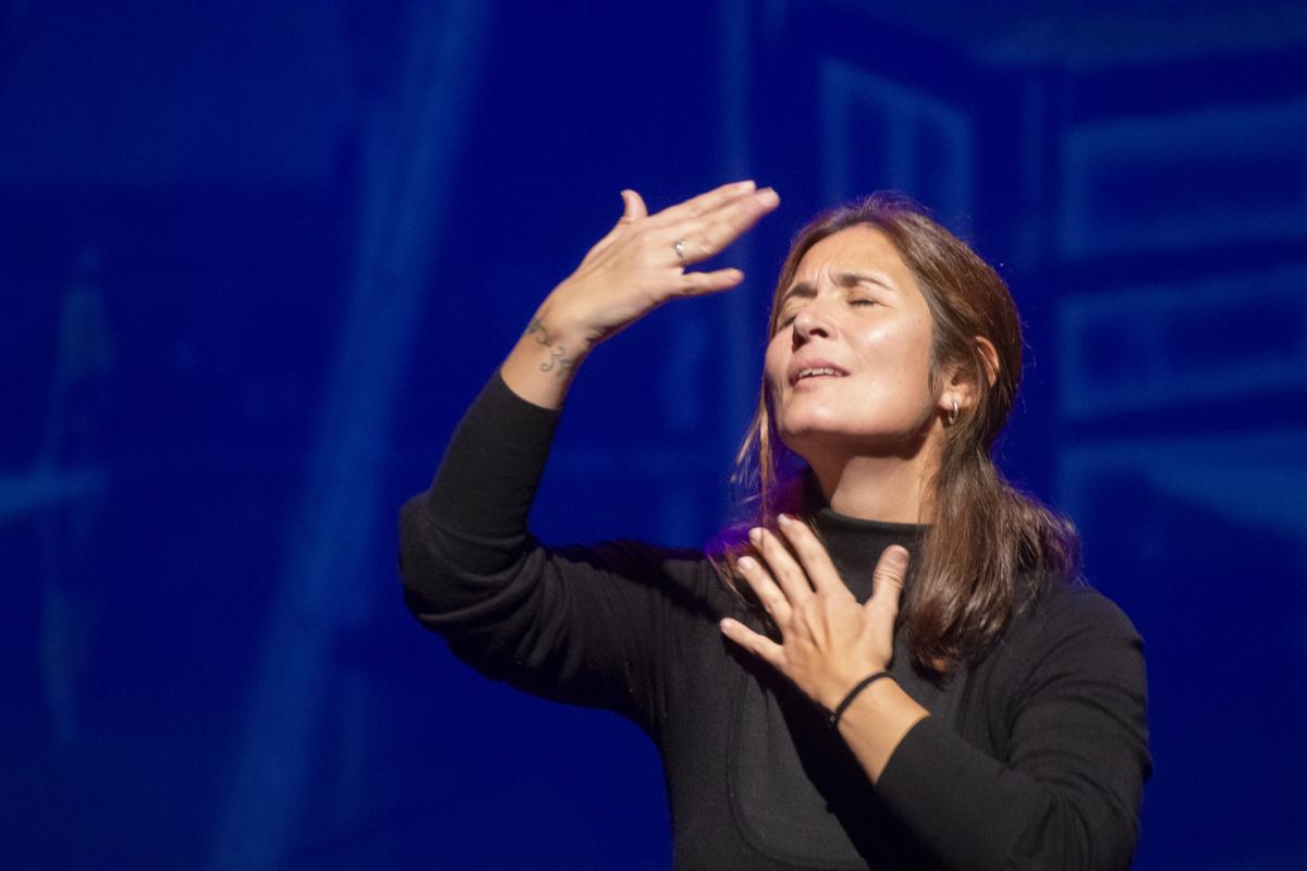 La intérprete en lengua de signos realizó también una interpretación hermosa del cante de Vanessa González