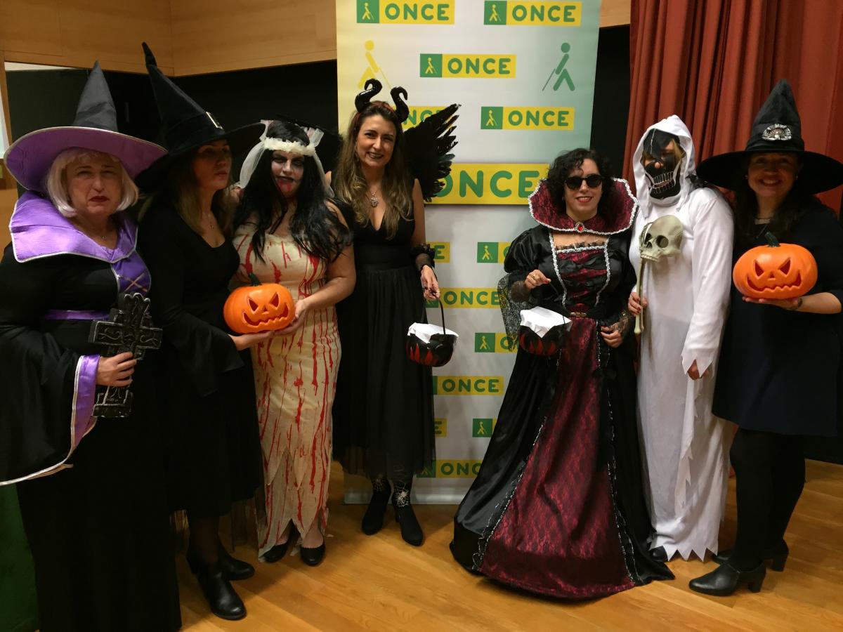 La presidenta del Consejo Territorial, Isabel Viruet, acompañada de algunas de sus consejeras territoriales vestidas de brujas y hadas para celebrar Halloween