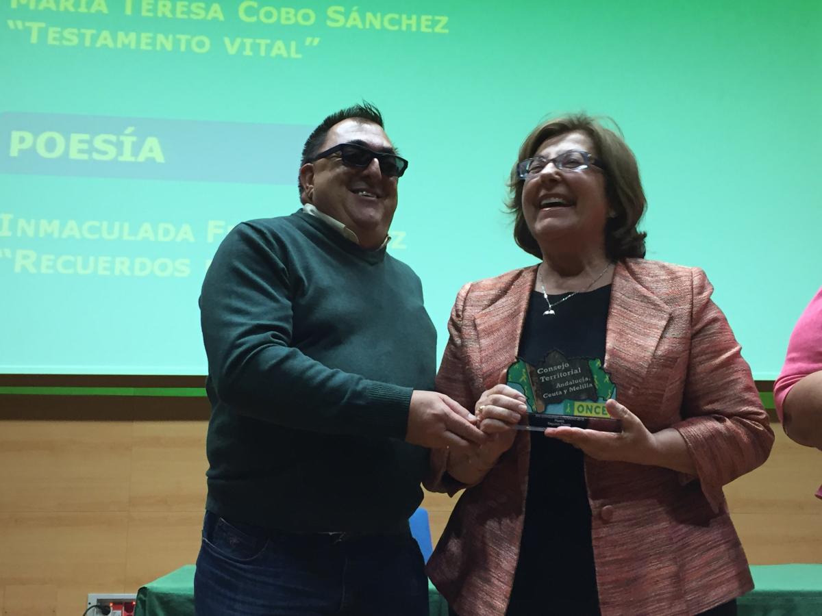 Inmaculada Ferre recibe el segundo premio de Poesía