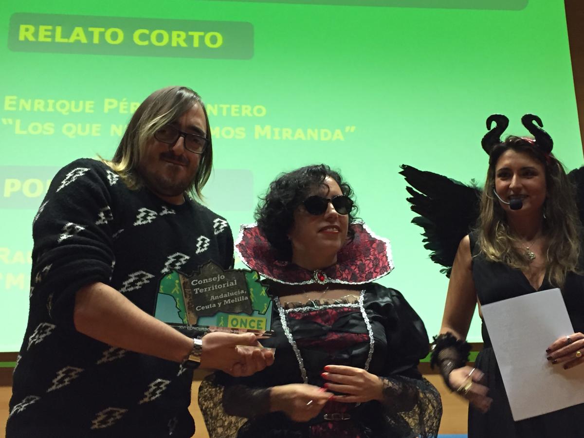 Rañul Delgado recibe el primer premio de Poesía de manos de la presidenta del Consejo Territorial
