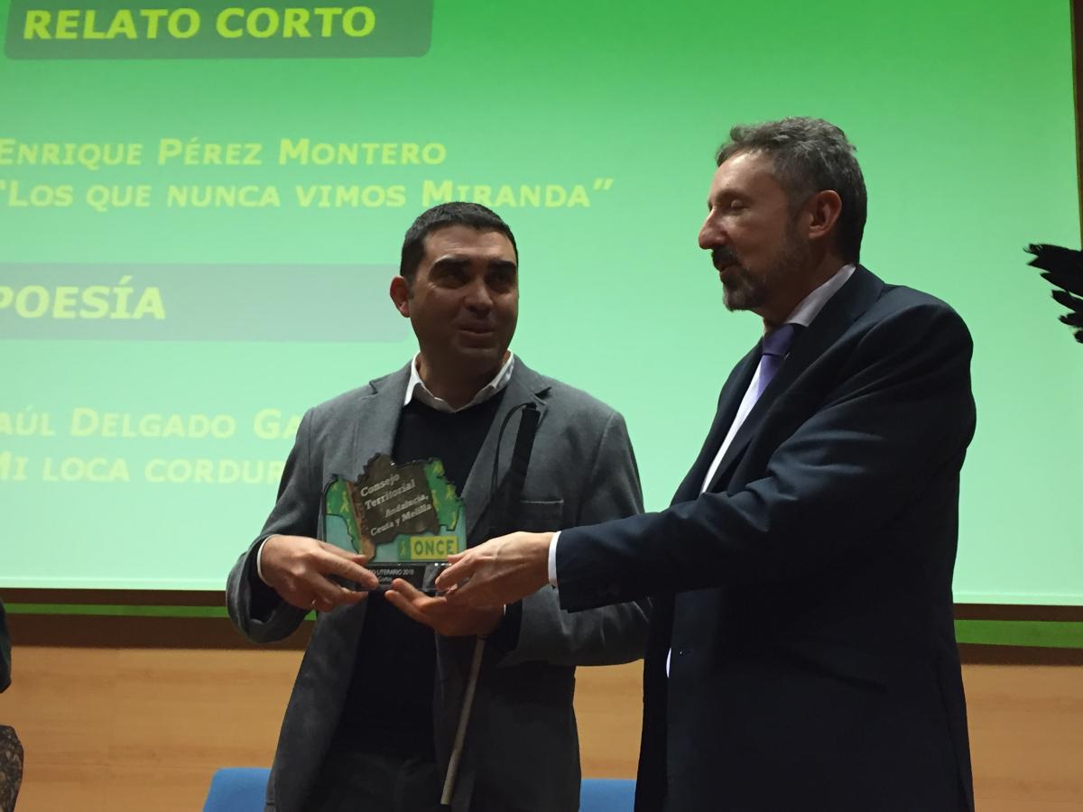 Cristóbal Martínez entrega el primer premio de Relatos Cortos a Enrique Pérez