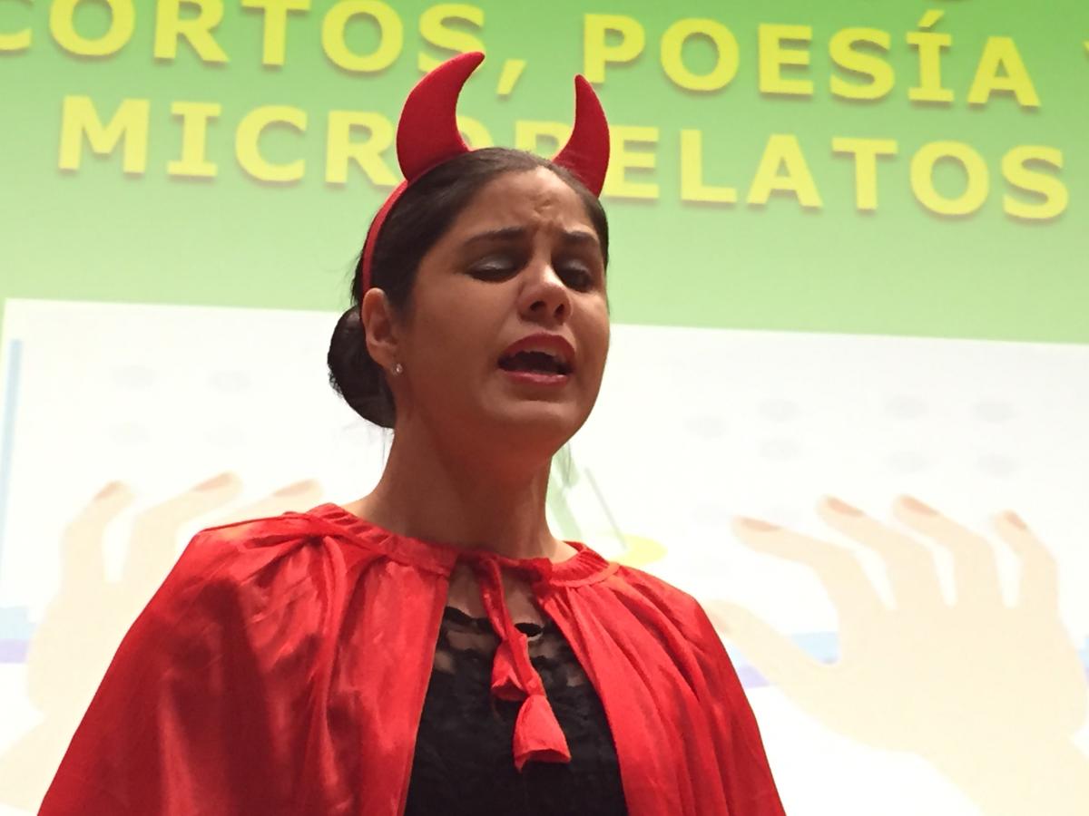 La voz de Marina Rojas sonó preciosa como broche de oro al acto de entrega de premios del Concurso de Relatos Cortos y Poesía 2018