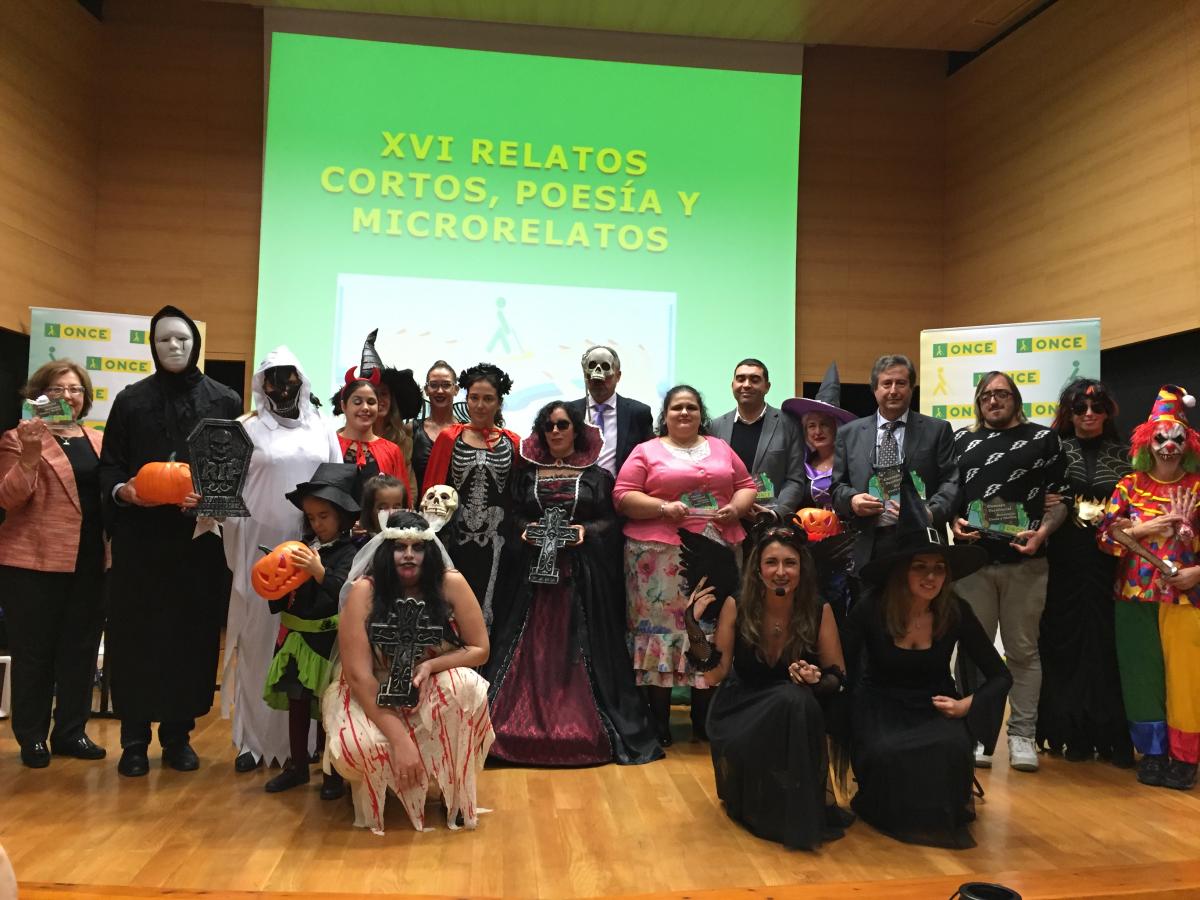 Premiados y representantes de la ONCE sobre el escenario del CRE de Sevilla tras la entrega de premios