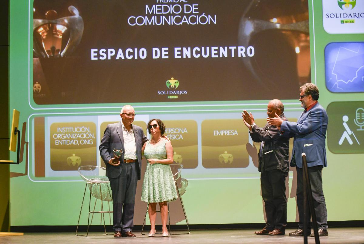 La presidenta del Consejo Territorial entregó el premio al director de 'Espacio de Encuentro', Miguel Doña