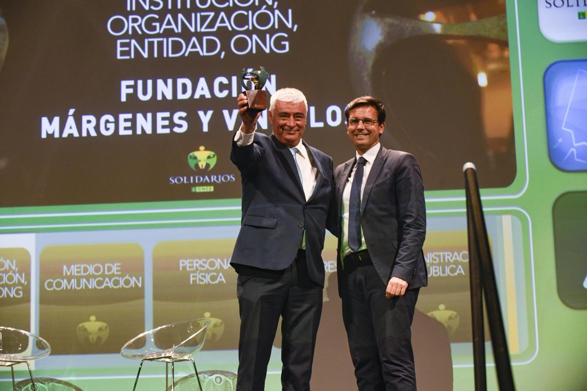 El alcalde de Granada entregó el premio al presidente de la Fundación Márgenes y Vínculos de Los Barrios