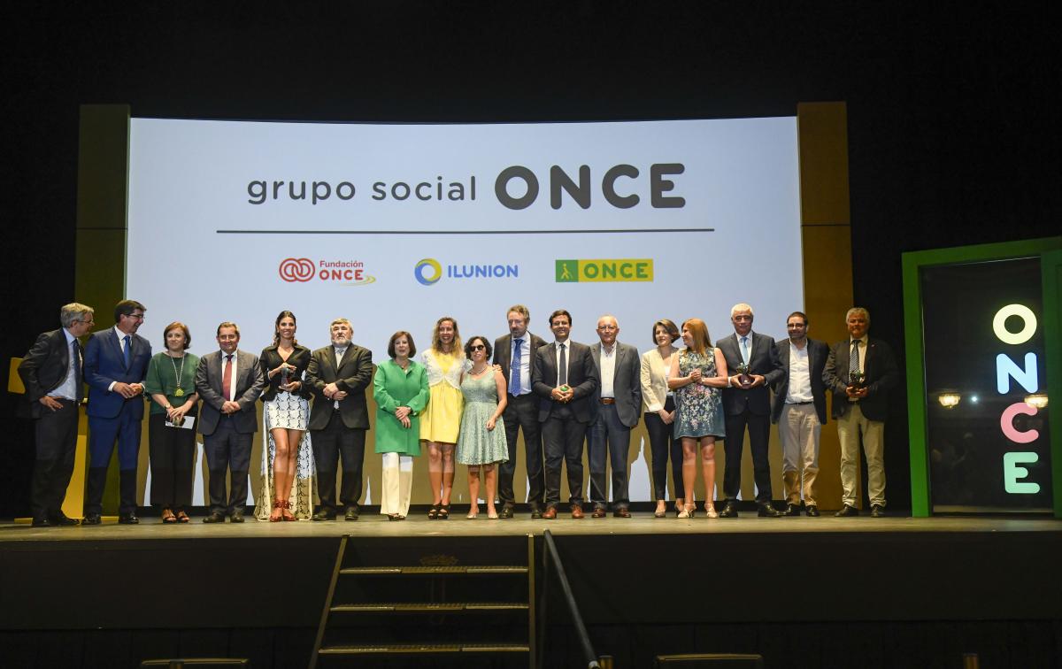 Foto final de familia, de premiados y autoridades, en el escenario tras la entrega de los premios de esta sexta edición de los Solidarios 