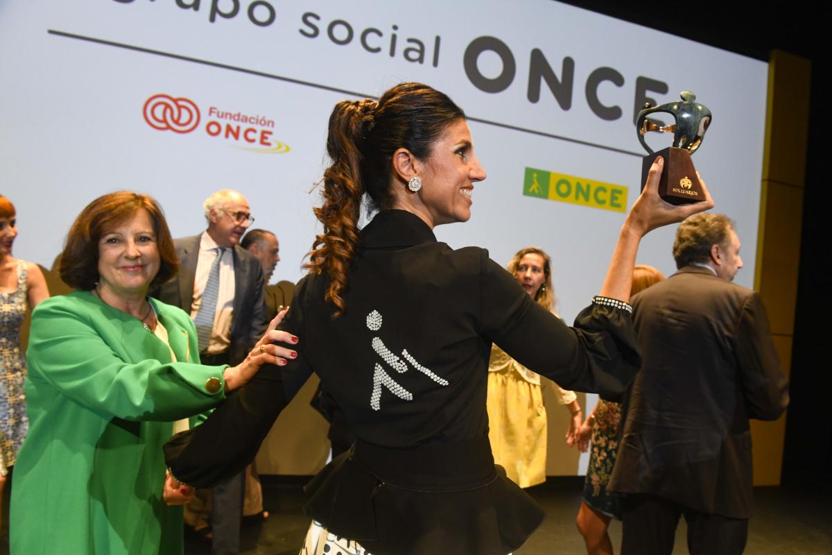 Rosalía Navarro se mostró exultante tras la finalización del acto sobre el escenario ya con su premio