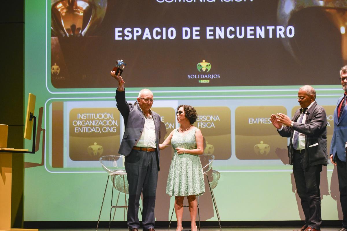 El director de 'Espacio de Encuentro' de la Cadena SER Andalucía recibió el premio en la modalidad medio de comunicación de manos de la presidenta del Consejo Territorial de la ONCE en Andalucía, Ceuta y Melilla, Isabel Viruet