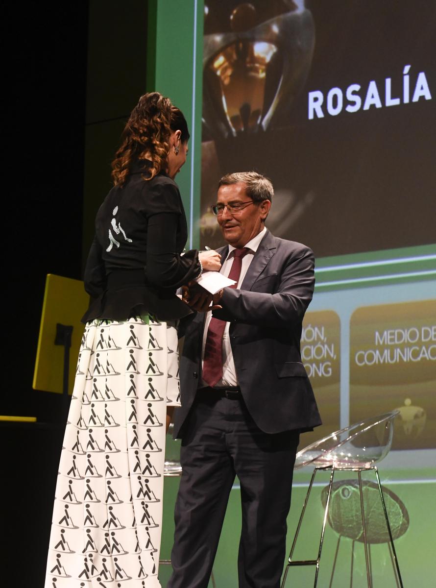 El presidente de la Diputación de Granada entrega el premio en la modalidad empresa a la almeriense Rosalía Navarro