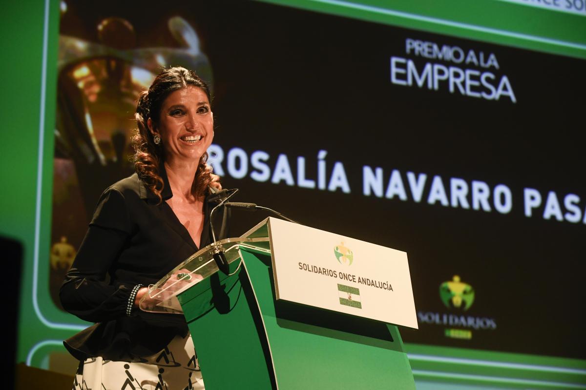 Rosalía Navarro, feliz, dedicó el premio Solidarios a los vendedores de la ONCE y se ganó el aplauso unánime del público