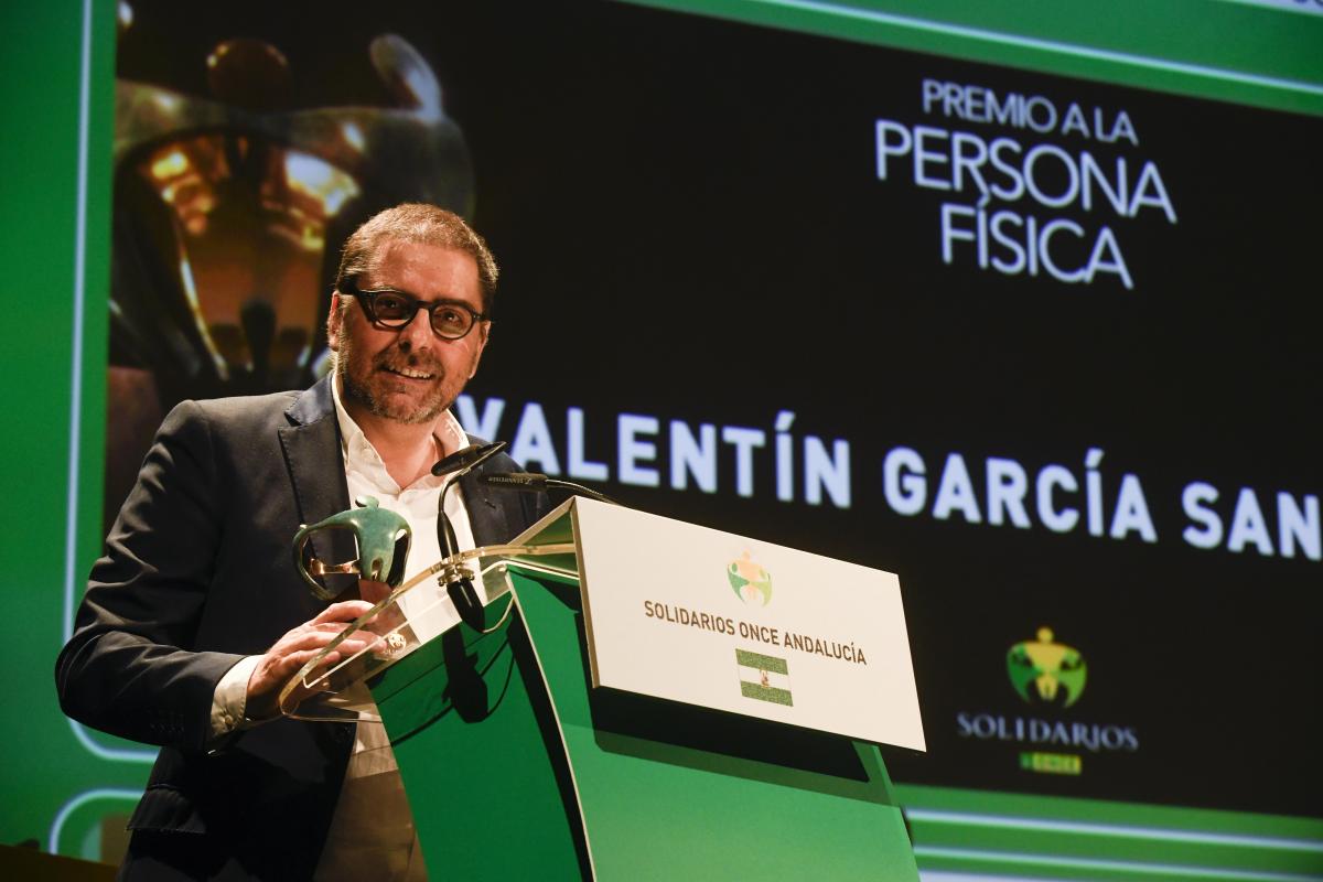 En su intervención del periodista Valentín García invitó a la sociedad a perder el miedo a la palabra cáncer