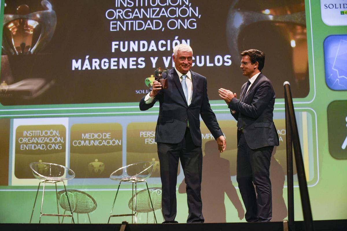 El alcalde de Granada entregó el premio al presidente de la Fundación Márgenes y Vínculos que defendió el liderazgo de Andalucía en el ámbito del acogimiento familiar y la lucha contra los abusos a menores