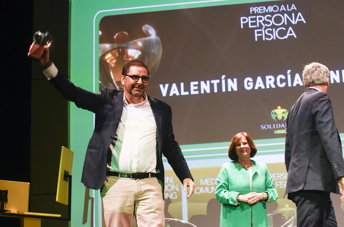 La consejera de Igualda y Políticas Sociales de la Junta de Andalucía fue la encargada de entregar el premio al periodista Valentín García
