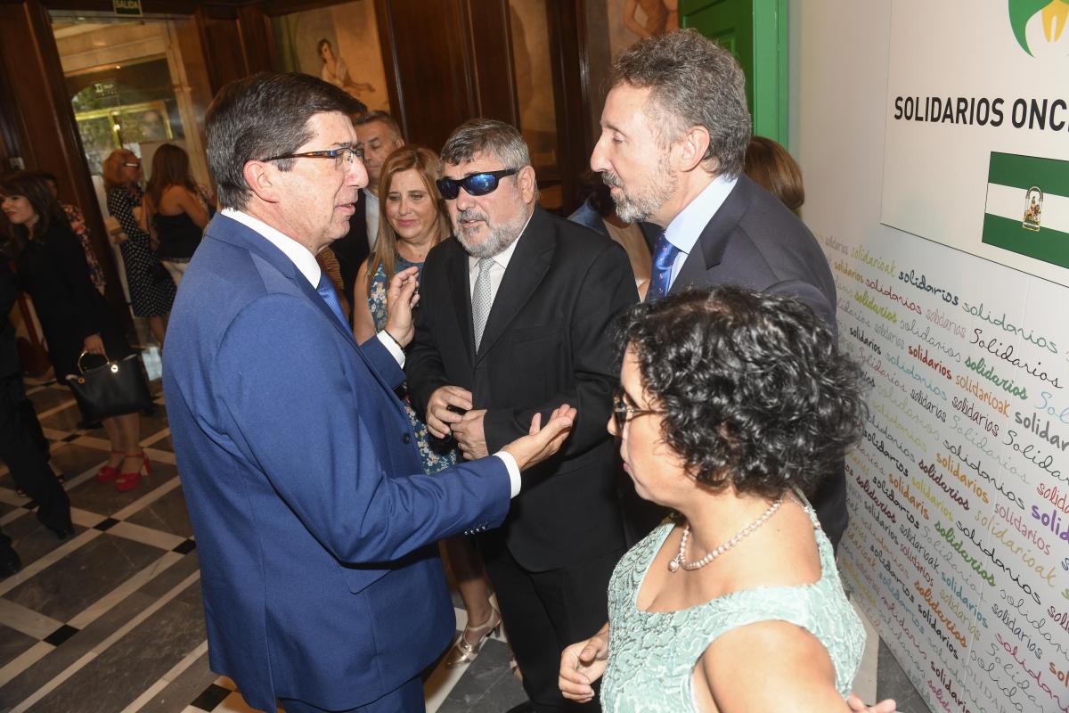 El presidente de Ciudadanos en Andalucía, Juan Marín, saluda a los representantes de la ONCE