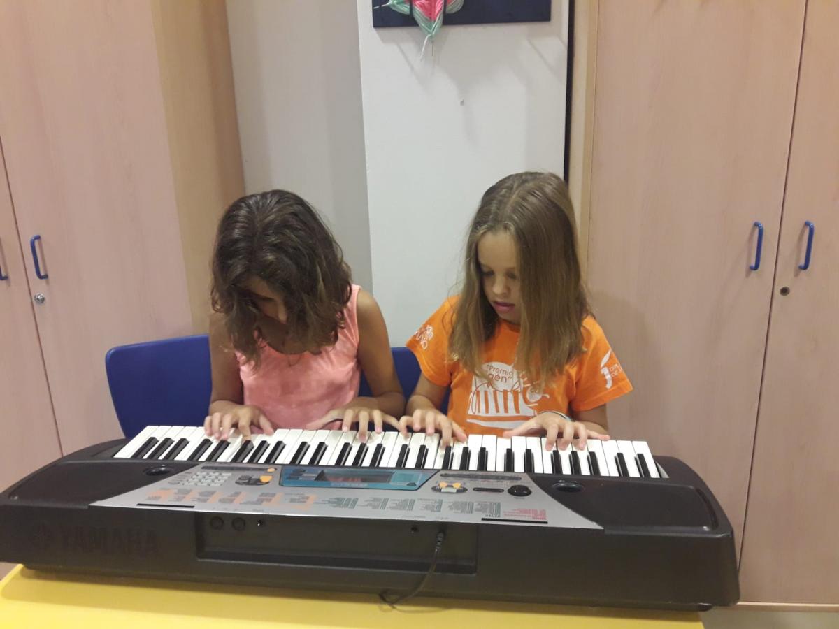 Dos alumnas experimentan con el piano electrónico