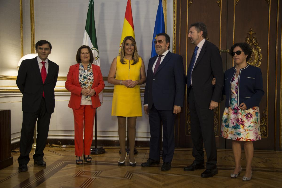 De izquierda a derecha, Alberto Durán, María José Sánchez Rubio, Susana Díaz, Miguel Carballeda, Cristóbal Martínez e Isabel Viruet