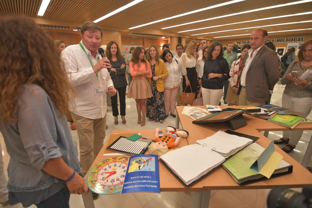Visita a la exposición mostrada en la sede de la ONCE de Cádiz