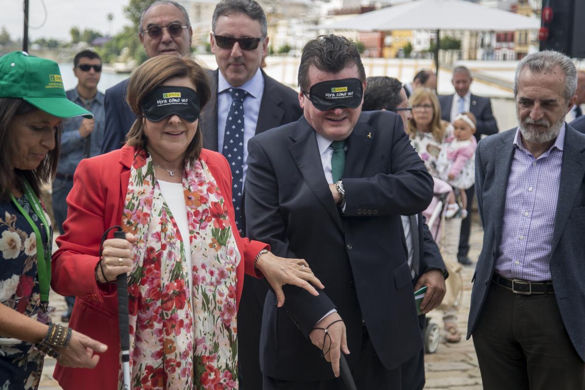 Ángel Sánchez y María José Sánchez Rubio fueron los primeros en abrir el circuito de movilidad a orillas del Guadalquivir