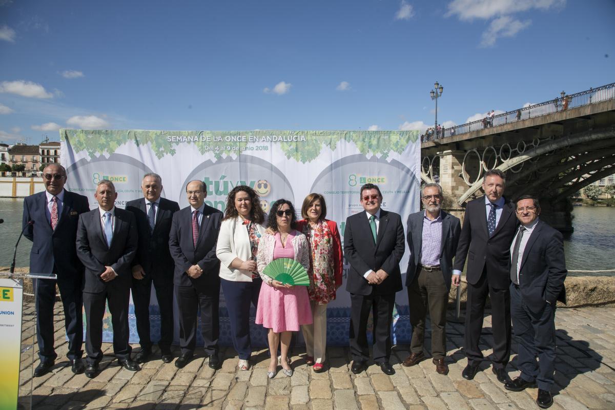 Foto de familia de las autoridades participantes en la inauguración de la Semana ONCE en Sevilla