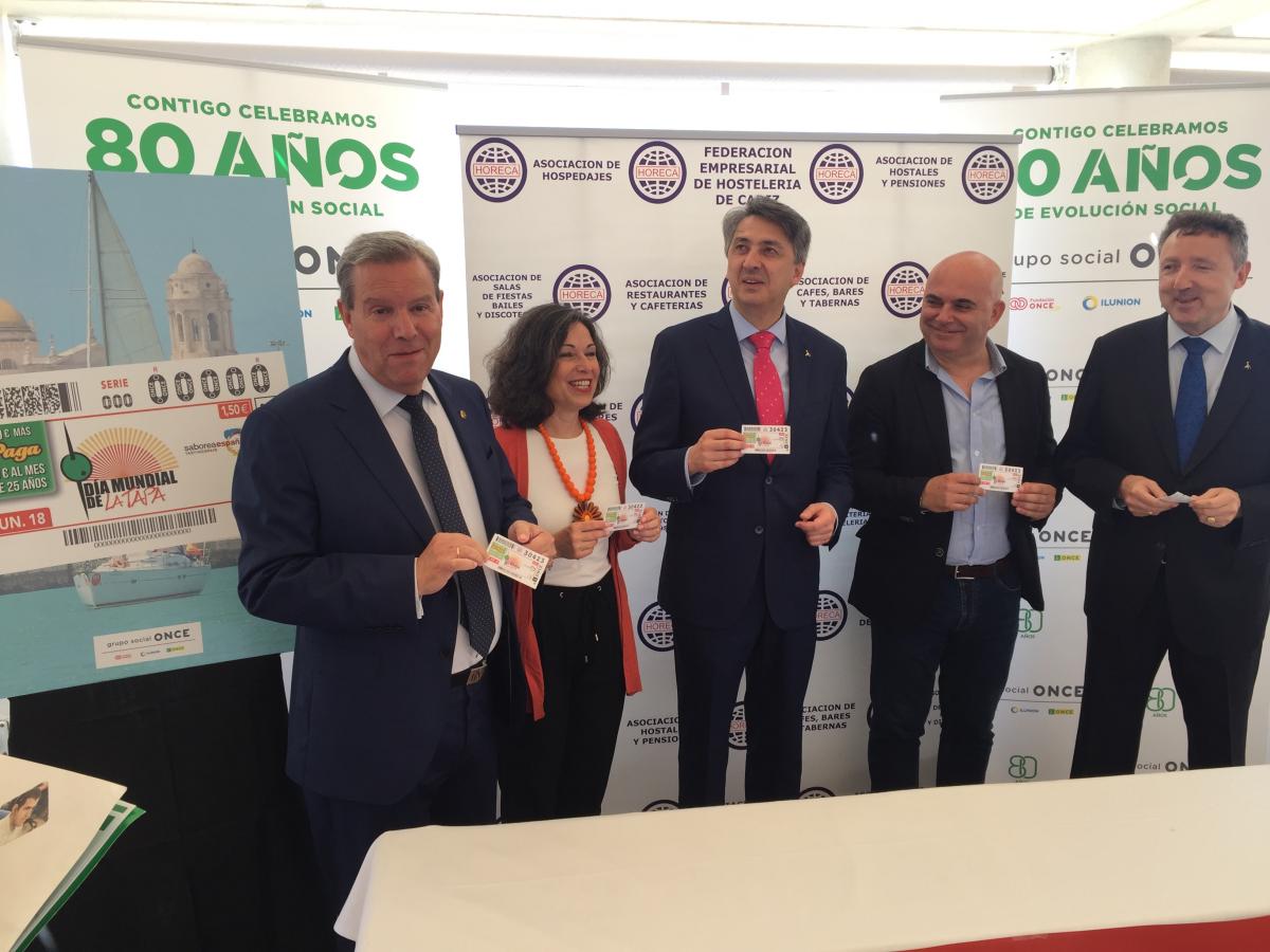 Los representantes de HORECA, Ayuntamiento y Diputación muestran en sus manos el cupón de la ONCE