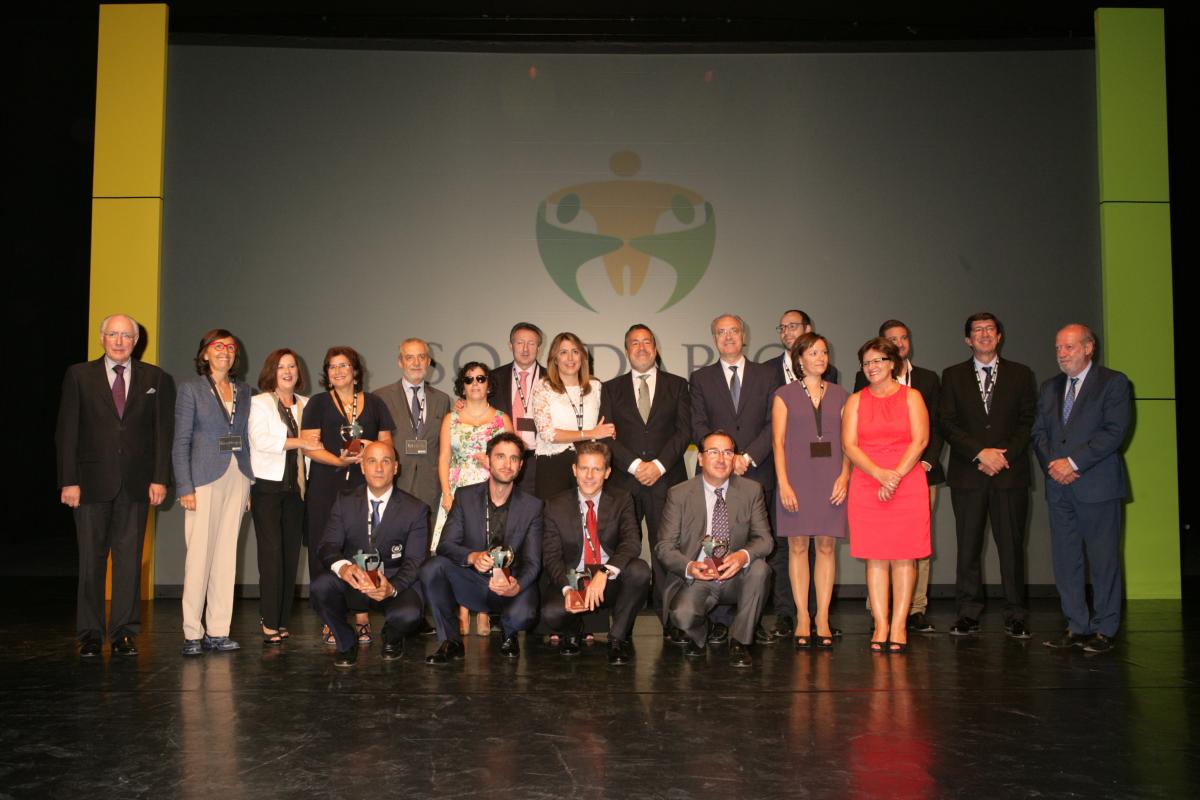 Foto de familia de los ganadores de los Premios Solidarios 2017