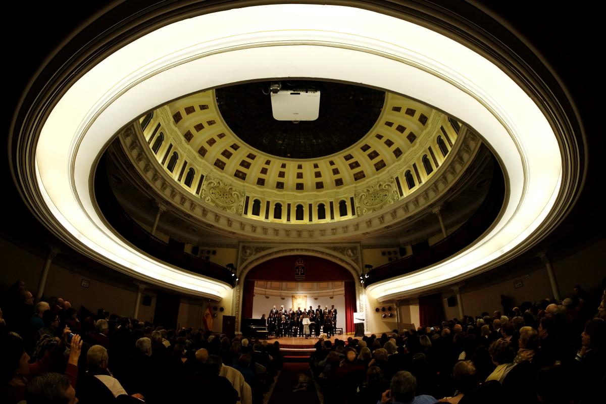 Vista panorámica del Salón de Actos de Capitanía General durante el concierto del Orfeón Fermín Gurbindo | Foto: Pepo Herrera