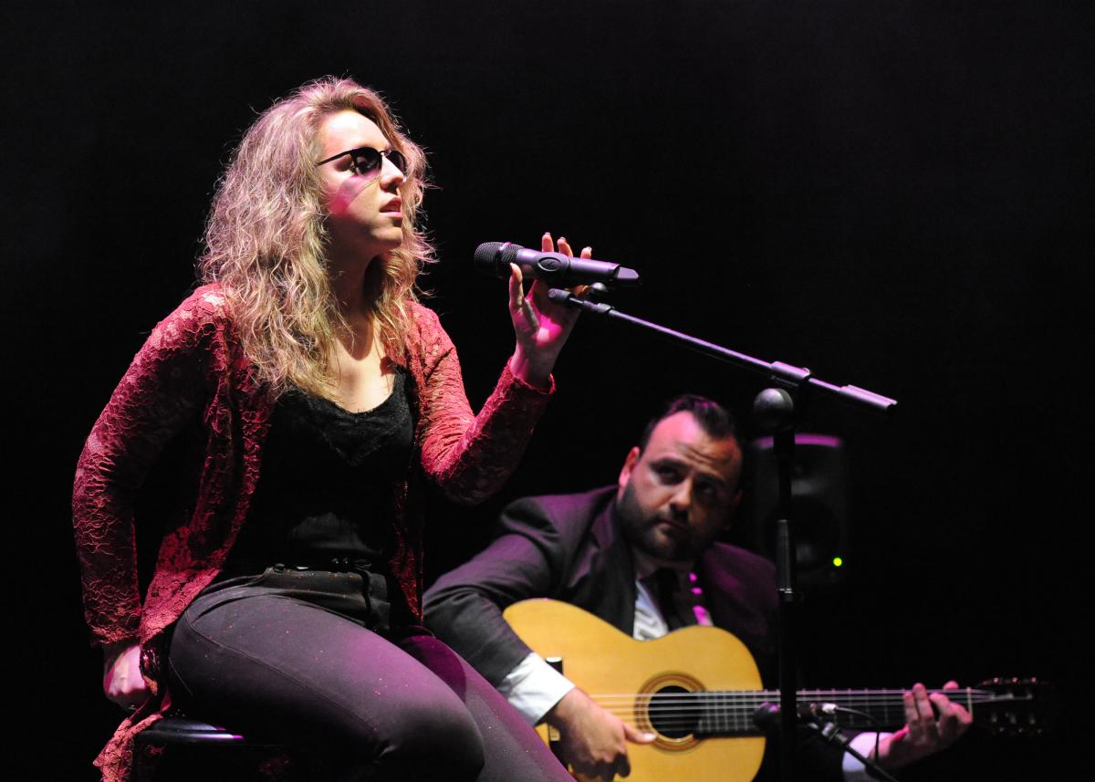 Coraluna ofreció también canciones de su último disco acompañada a la guitarra por el maestro Rafael Fajardo | Foto: Javier Regueros