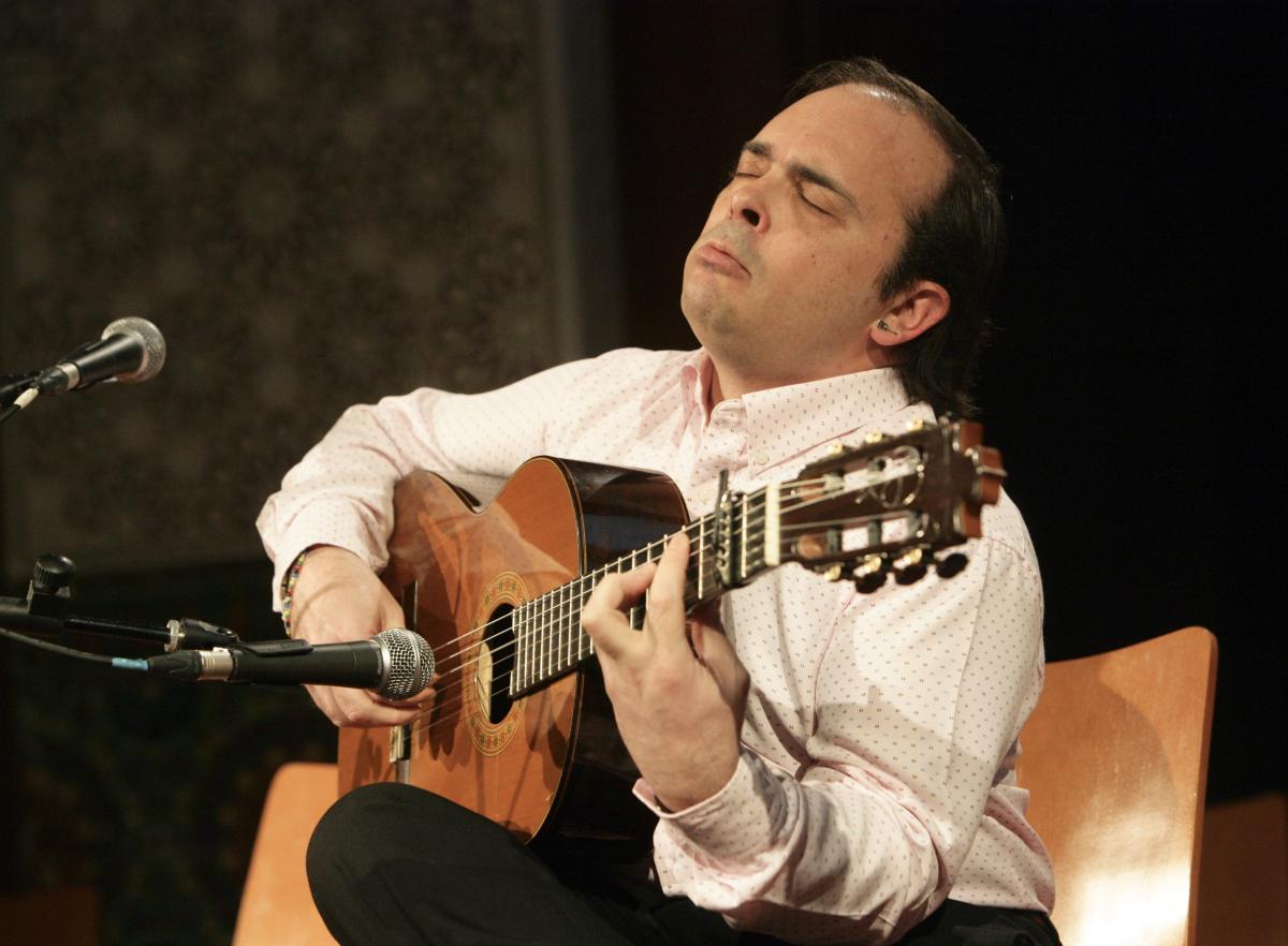 El maestro José Luis Scott a la guitarra en la gala de inauguración de la  Bienal, celebrada en la Fundación Tres Culturas | Foto: Javier Regueros