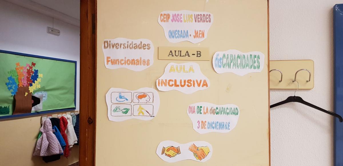 Los mensajes integradores visten la puerta de acceso al aula del centro de Quesada (Jaén)