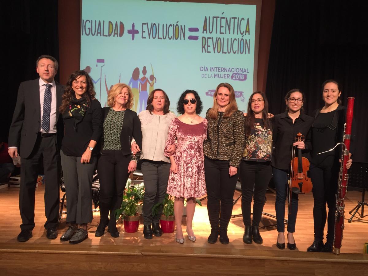 El delegado territorial de la ONCE en Andalucía, Ceuta y Melilla asistió también al debate, en la imagen con las participantes y el dúo de fagot y violín
