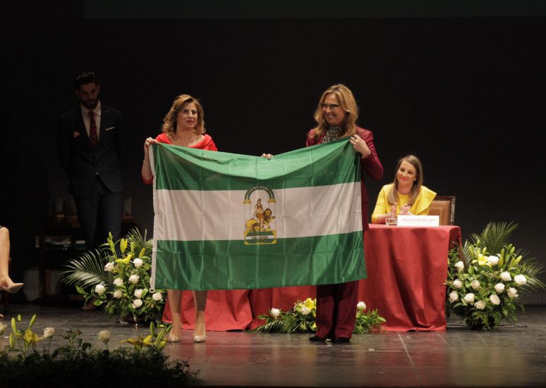 Aguilera recogió la bandera de manos de la delegada de Igualdad, Salud y Políticas Sociales de la Junta en Córdoba