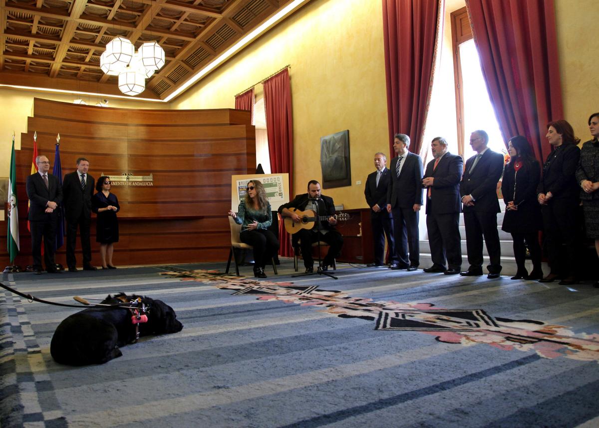 Coraluna protagonizó un momento de emoción en el Parlamento con su interpretación del himno de Andalucía