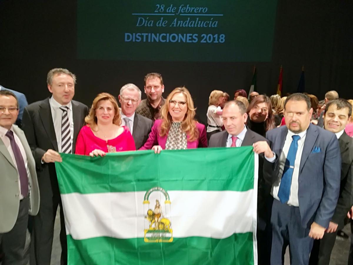 Los representantes de la ONCE posaron con la bandera de Andalucía arropando a Carmen Aguilera