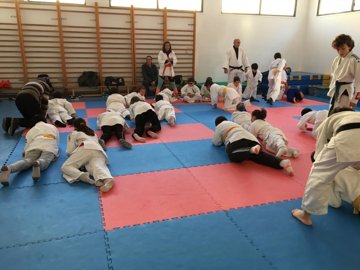 Ejercicios de Judo en la convivencia con el Club de Judo Onuba