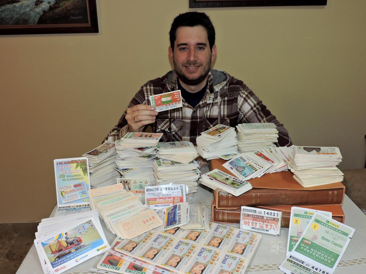 Fran Escobar lleva desde los 9 años recopilando los cupones de todos los sorteos de la ONCE