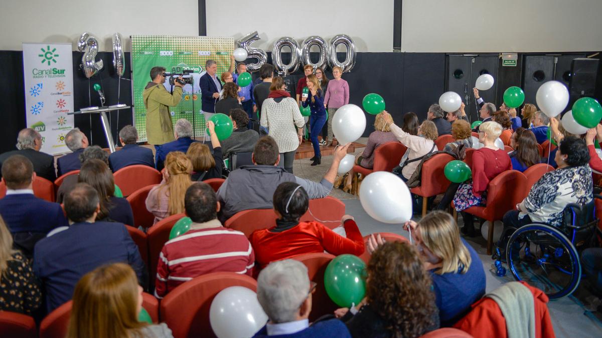 El público con globos verdes y blancos llenó la Sala Circular de la RTVA