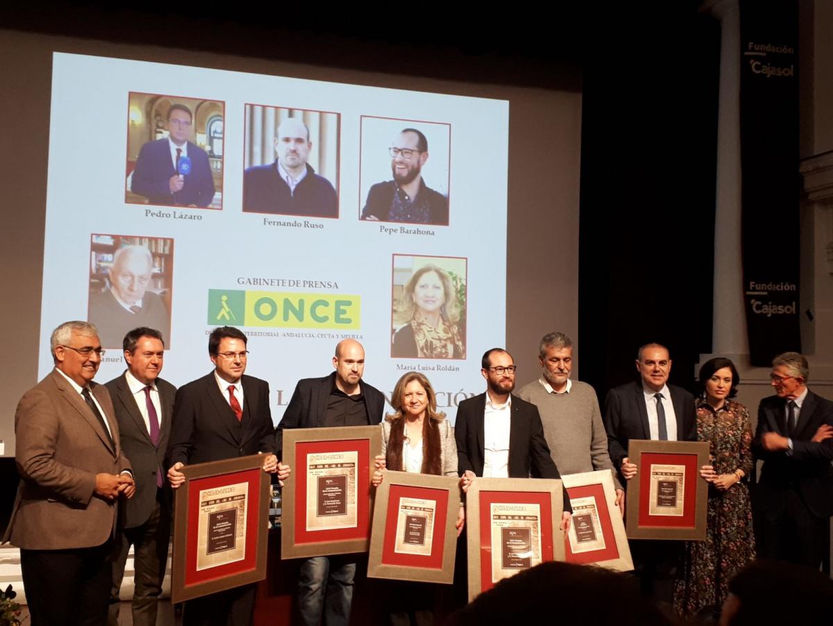 Foto de familia de premiados y autoridades en el Salón de Actos de la Fundación Cajasol