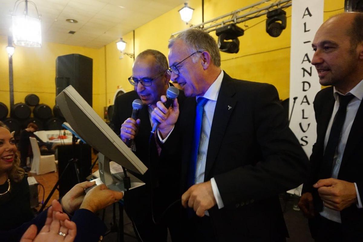 El director comercial de la ONCE, Francisco Arroyo, y el director en Málaga, José Miguel Luque, se atrevieron con el karaoke