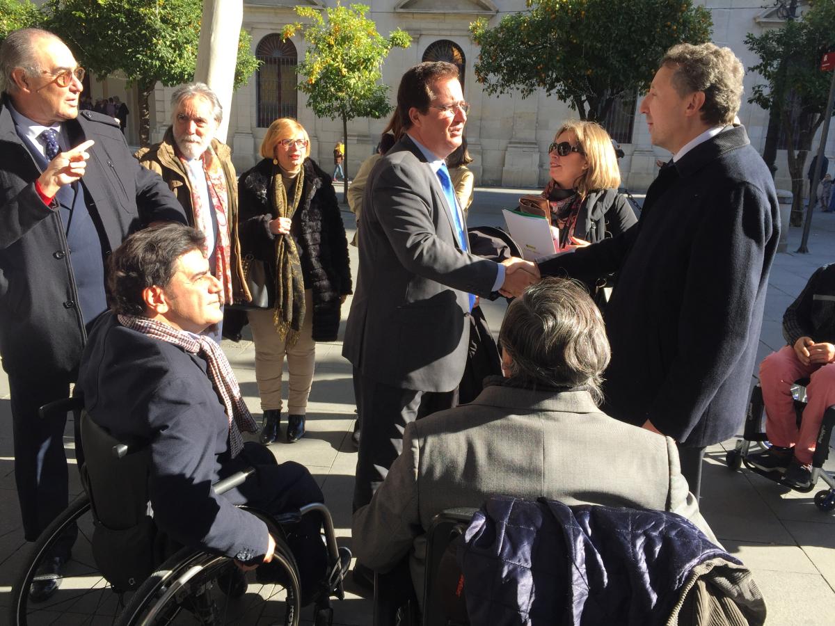 El delegado de Seguridad, Movilidad y Fiestas Mayores del Ayuntamiento de Sevilla saluda al delegado territorial