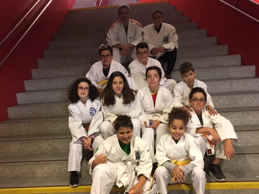 Foto de grupo de los participantes en Judo