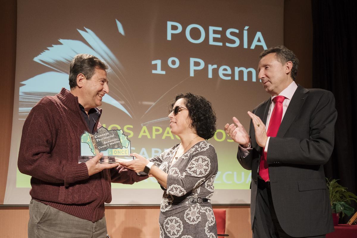 Salguero recibiendo el primer premio de Poesía del Consejo Territorial de manos de su presidenta y del delegado territorial